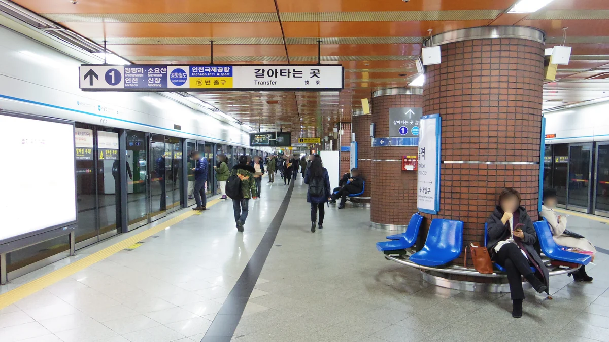 Seoul Station subway platform with screen doors and transfer signs in 2018